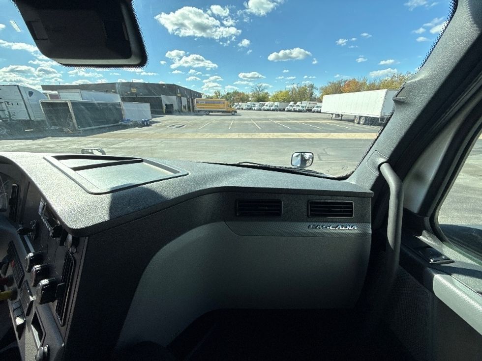 Sleeper Tractor-Heavy Duty Tractors-Freightliner-2022-T12664ST-Middlefield-OH-421,566\n\t\tmiles-$ 77,250 - Image 14