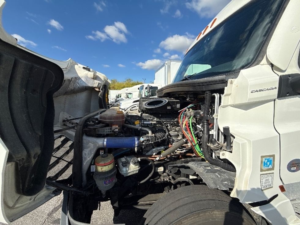 Sleeper Tractor-Heavy Duty Tractors-Freightliner-2022-T12664ST-Middlefield-OH-421,566\n\t\tmiles-$ 77,250 - Image 21