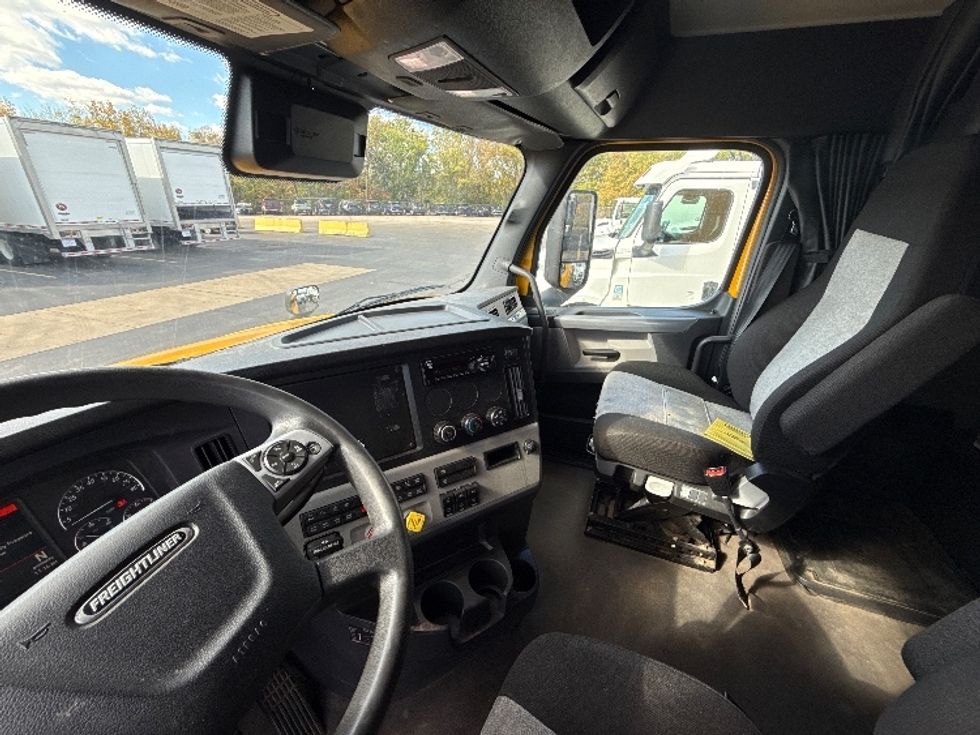 Sleeper Tractor-Heavy Duty Tractors-Freightliner-2022-T12664ST-Middlefield-OH-432,426\n\t\tmiles-$ 71,000 - Image 10