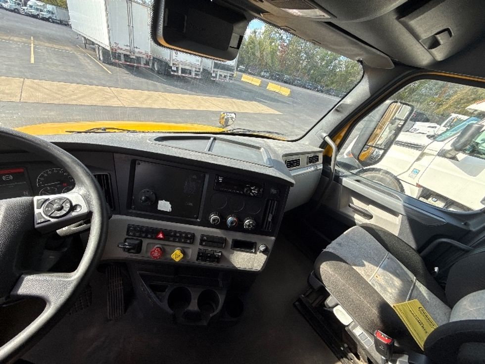 Sleeper Tractor-Heavy Duty Tractors-Freightliner-2022-T12664ST-Middlefield-OH-432,426\n\t\tmiles-$ 71,000 - Image 12