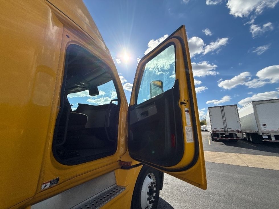 Sleeper Tractor-Heavy Duty Tractors-Freightliner-2022-T12664ST-Middlefield-OH-432,426\n\t\tmiles-$ 71,000 - Image 13