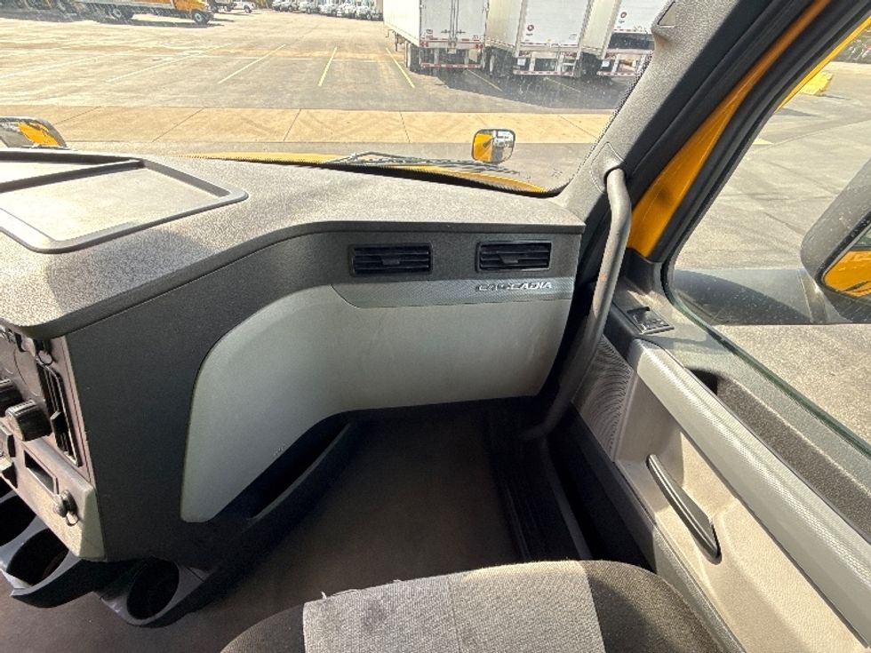 Sleeper Tractor-Heavy Duty Tractors-Freightliner-2022-T12664ST-Middlefield-OH-432,426\n\t\tmiles-$ 71,000 - Image 14