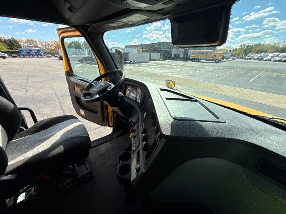 Sleeper Tractor-Heavy Duty Tractors-Freightliner-2022-T12664ST-Middlefield-OH-432,426\n\t\tmiles-$ 71,000 - Image 15