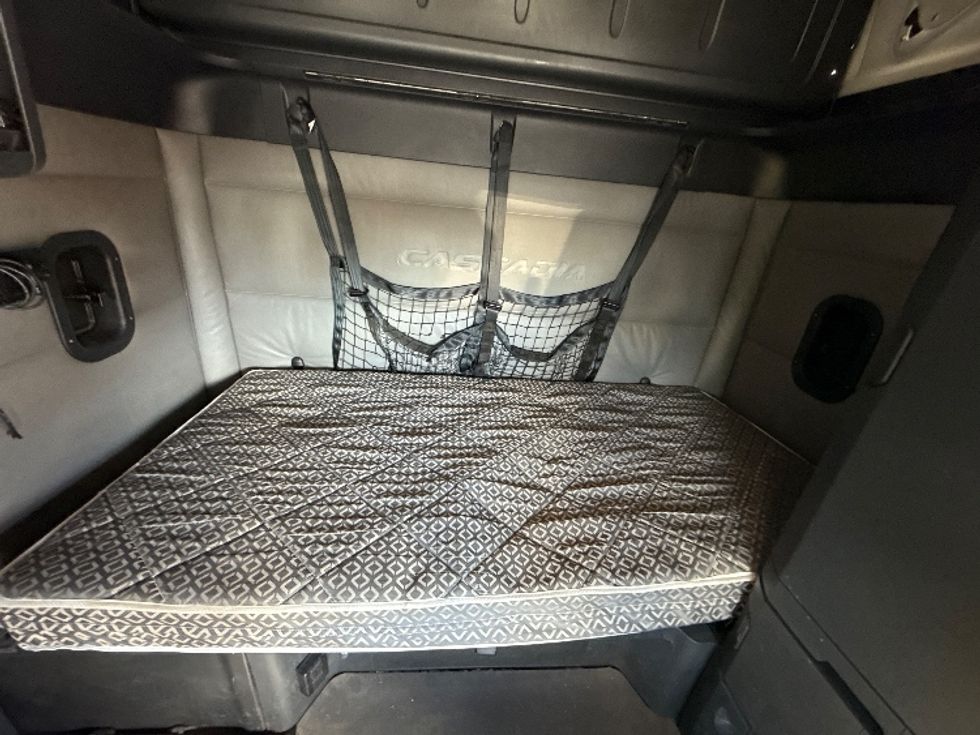 Sleeper Tractor-Heavy Duty Tractors-Freightliner-2022-T12664ST-Middlefield-OH-432,426\n\t\tmiles-$ 71,000 - Image 17