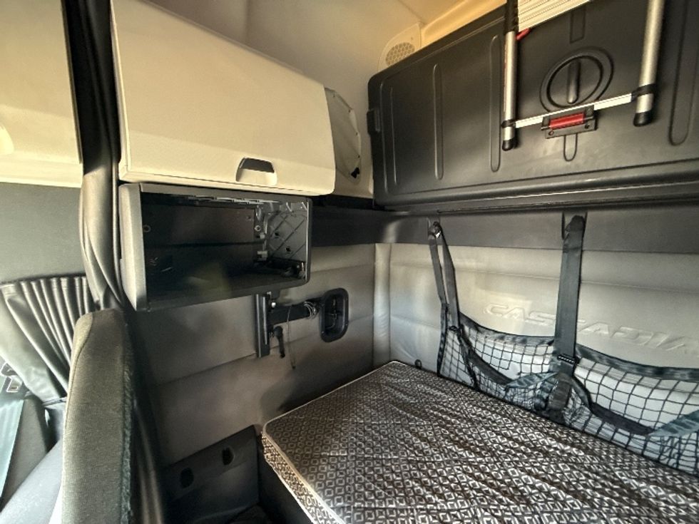 Sleeper Tractor-Heavy Duty Tractors-Freightliner-2022-T12664ST-Middlefield-OH-432,426\n\t\tmiles-$ 71,000 - Image 19