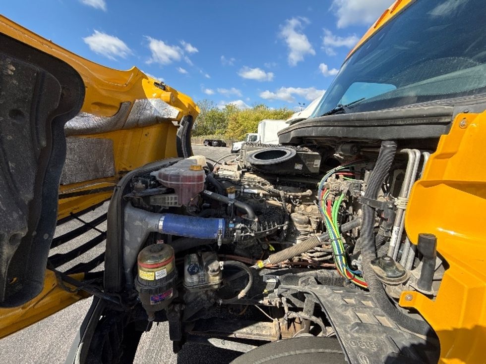 Sleeper Tractor-Heavy Duty Tractors-Freightliner-2022-T12664ST-Middlefield-OH-432,426\n\t\tmiles-$ 71,000 - Image 21