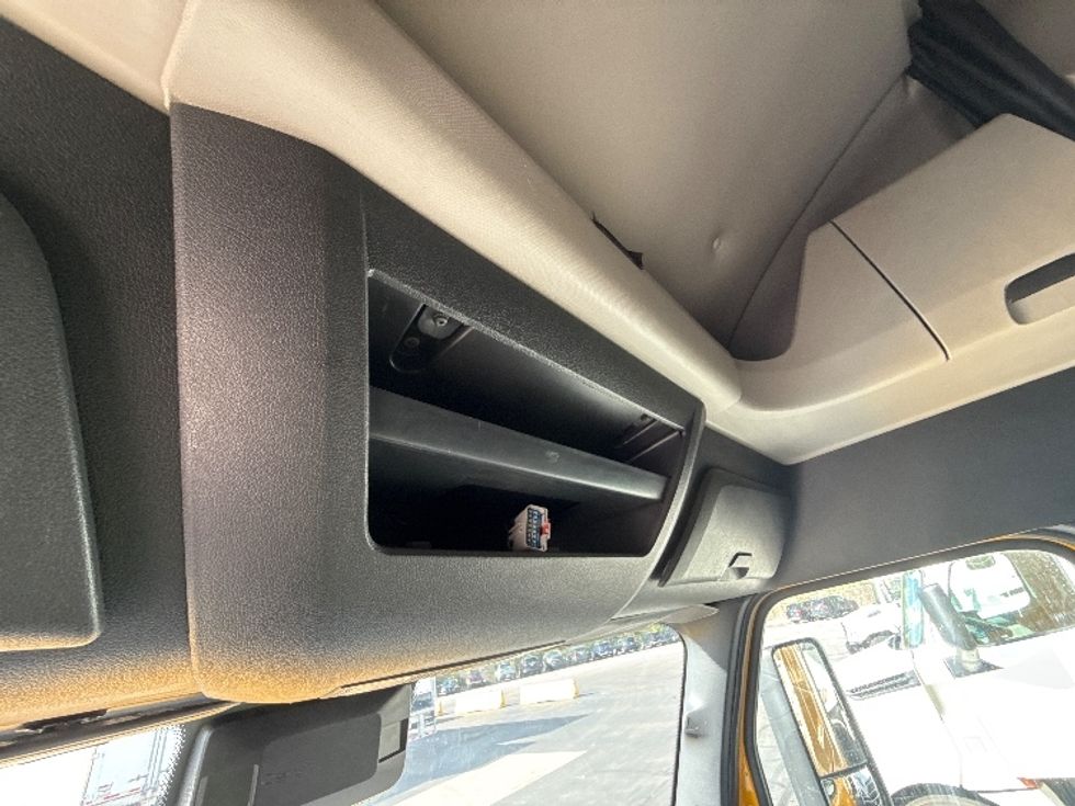 Sleeper Tractor-Heavy Duty Tractors-Freightliner-2022-T12664ST-Middlefield-OH-432,426\n\t\tmiles-$ 71,000 - Image 22