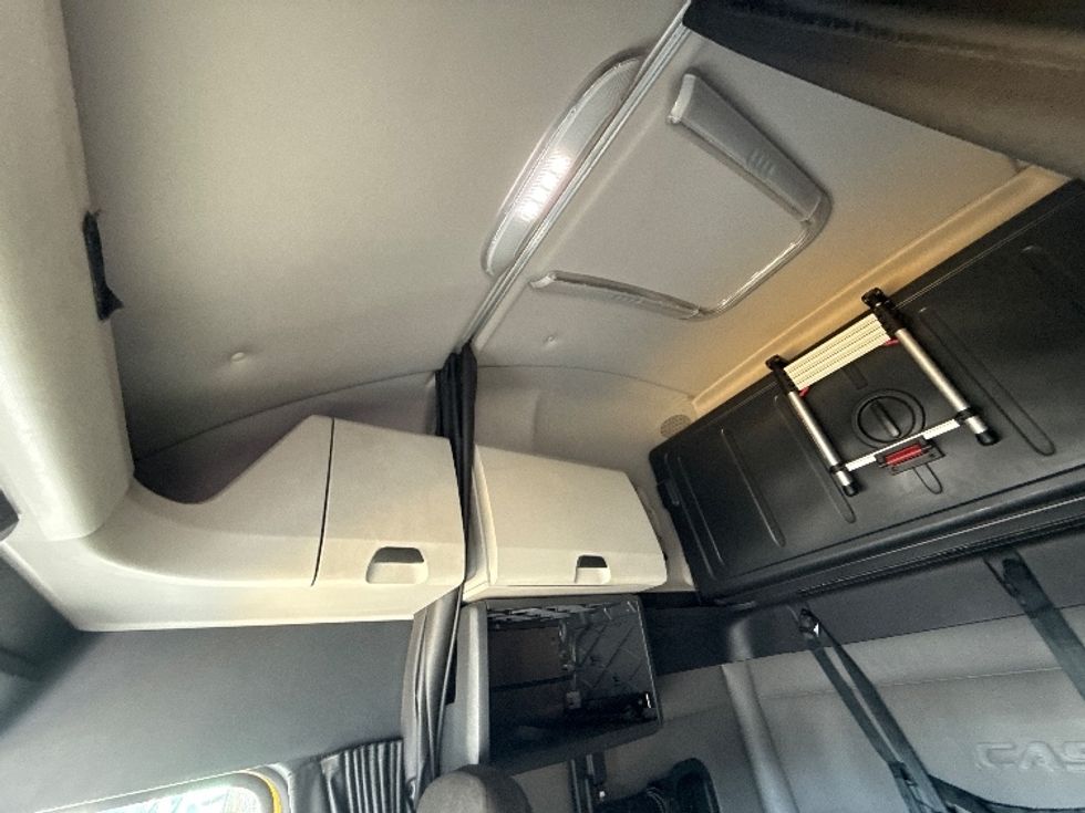 Sleeper Tractor-Heavy Duty Tractors-Freightliner-2022-T12664ST-Middlefield-OH-432,426\n\t\tmiles-$ 71,000 - Image 23