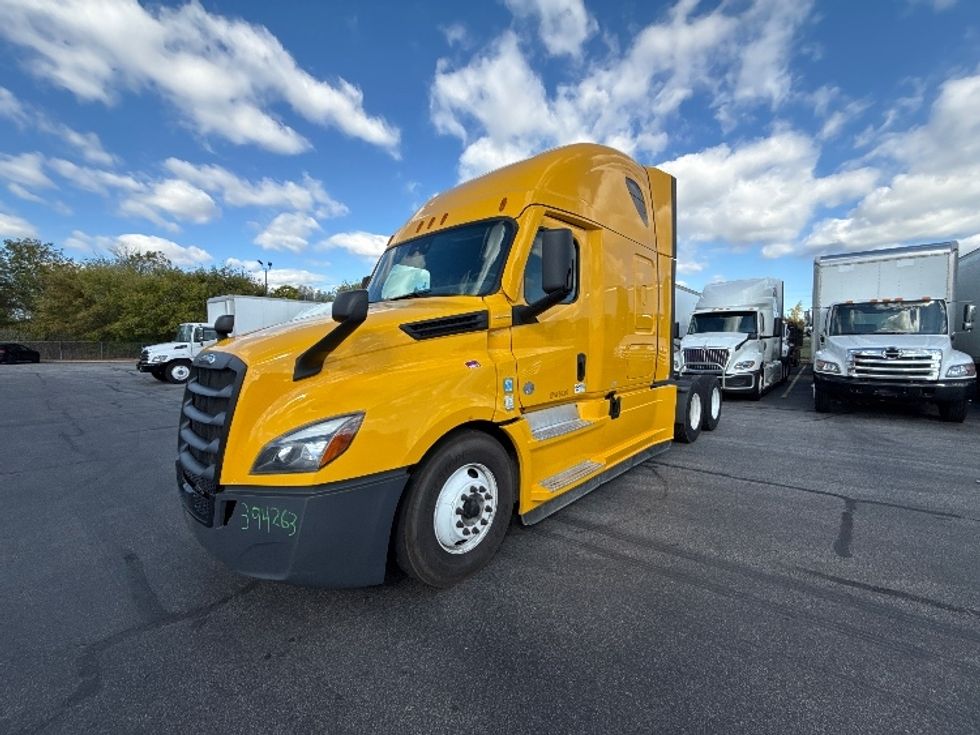 Sleeper Tractor-Heavy Duty Tractors-Freightliner-2022-T12664ST-Middlefield-OH-432,426\n\t\tmiles-$ 71,000 - Image 3