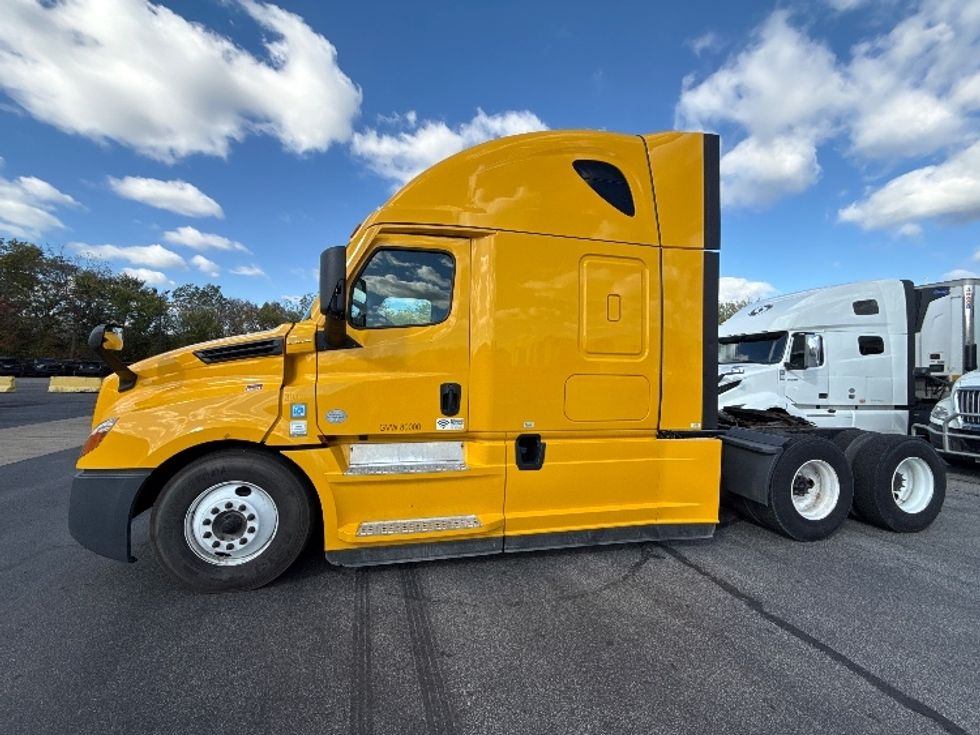 Sleeper Tractor-Heavy Duty Tractors-Freightliner-2022-T12664ST-Middlefield-OH-432,426\n\t\tmiles-$ 71,000 - Image 4