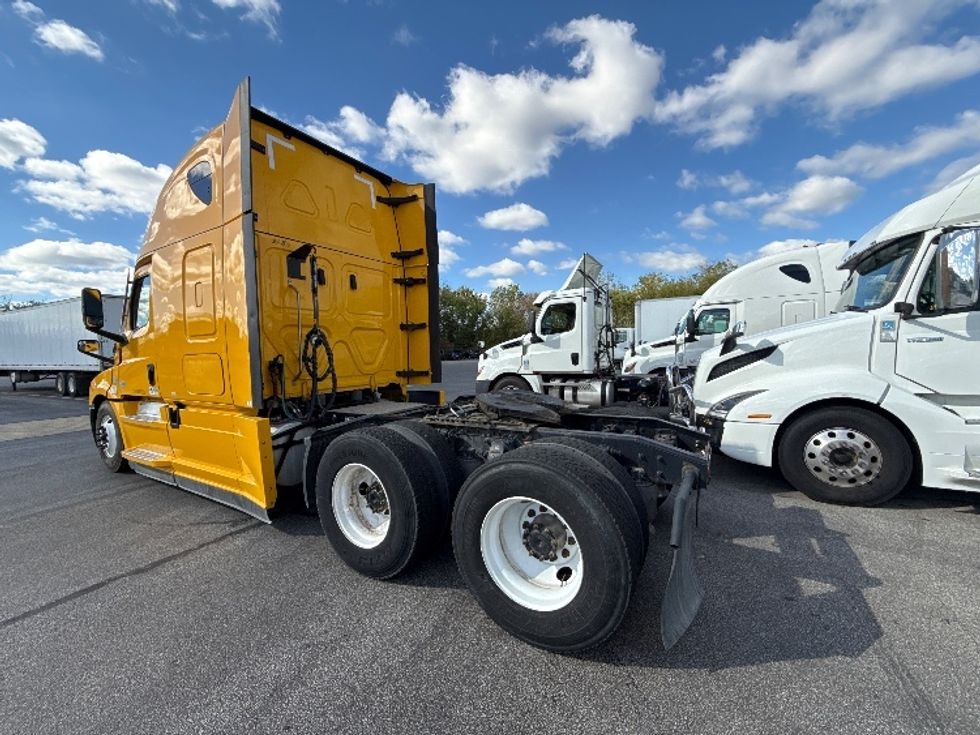Sleeper Tractor-Heavy Duty Tractors-Freightliner-2022-T12664ST-Middlefield-OH-432,426\n\t\tmiles-$ 71,000 - Image 5