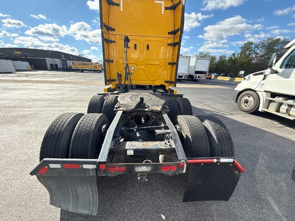 Sleeper Tractor-Heavy Duty Tractors-Freightliner-2022-T12664ST-Middlefield-OH-432,426\n\t\tmiles-$ 71,000 - Image 6