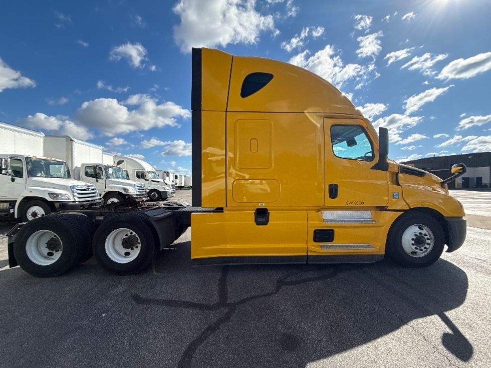 Sleeper Tractor-Heavy Duty Tractors-Freightliner-2022-T12664ST-Middlefield-OH-432,426\n\t\tmiles-$ 71,000 - Image 8