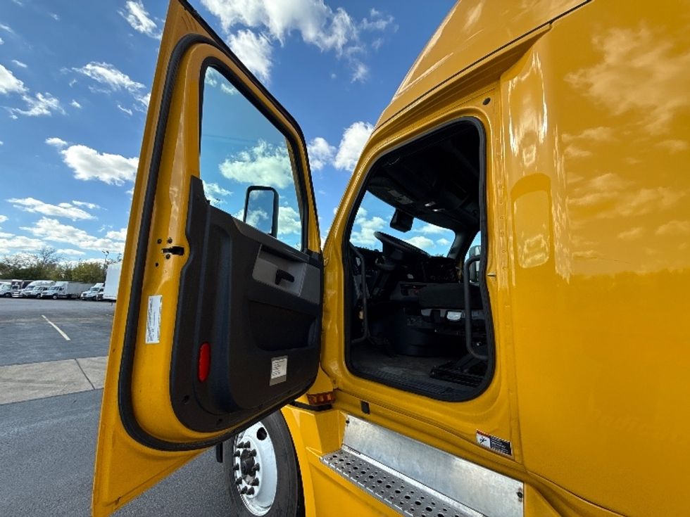 Sleeper Tractor-Heavy Duty Tractors-Freightliner-2022-T12664ST-Middlefield-OH-432,426\n\t\tmiles-$ 71,000 - Image 9