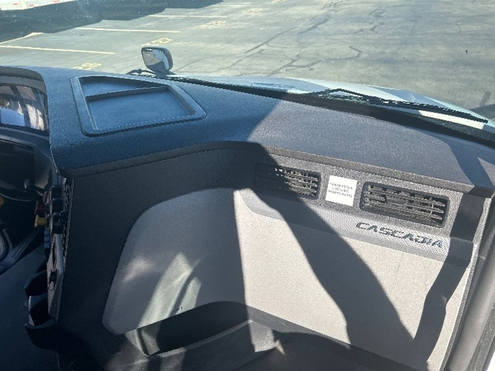 Sleeper Tractor-Heavy Duty Tractors-Freightliner-2022-T12664ST-Middlefield-OH-446,090\n\t\tmiles-$ 72,750 - Image 14