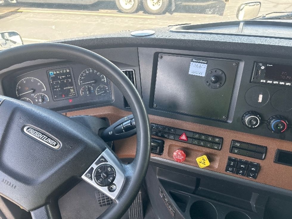 Sleeper Tractor-Heavy Duty Tractors-Freightliner-2022-T12664ST-Middlefield-OH-478,342\n\t\tmiles-$ 75,500 - Image 10