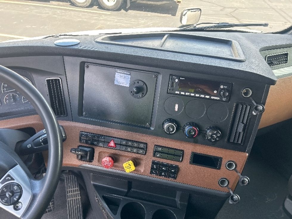 Sleeper Tractor-Heavy Duty Tractors-Freightliner-2022-T12664ST-Middlefield-OH-478,342\n\t\tmiles-$ 75,500 - Image 11