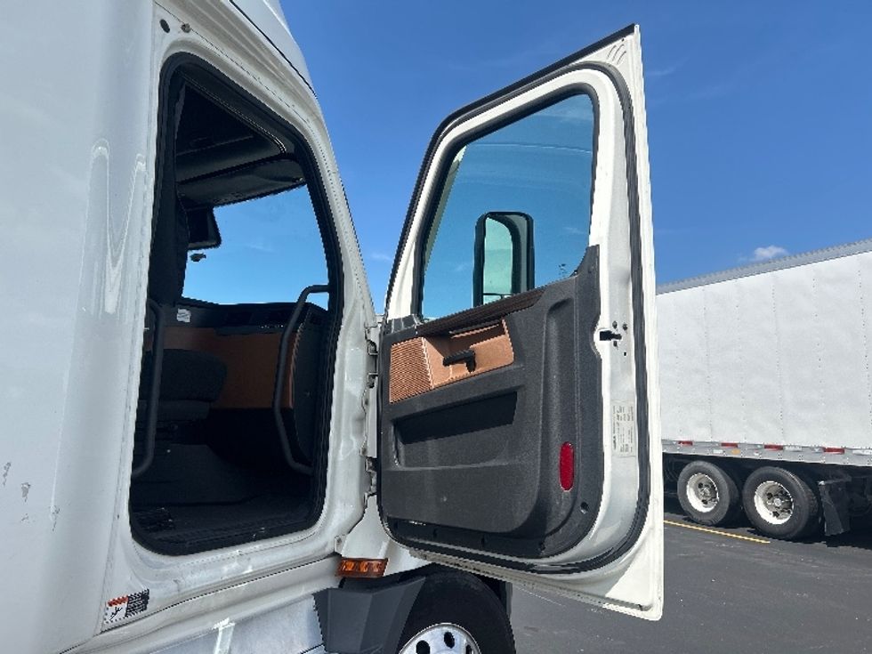 Sleeper Tractor-Heavy Duty Tractors-Freightliner-2022-T12664ST-Middlefield-OH-478,342\n\t\tmiles-$ 75,500 - Image 12