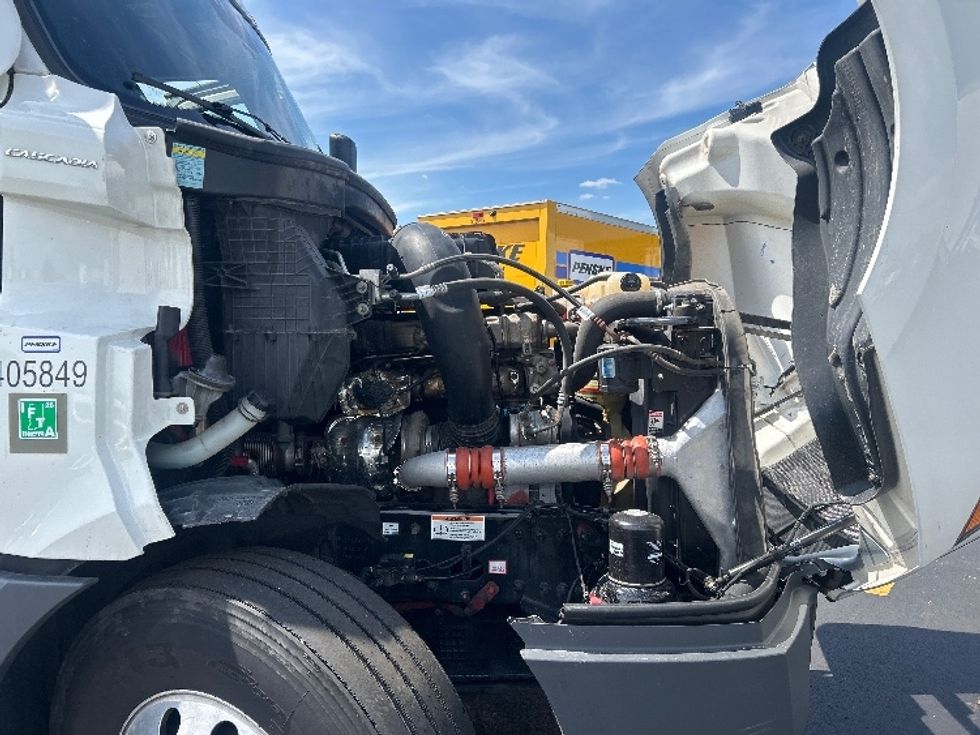 Sleeper Tractor-Heavy Duty Tractors-Freightliner-2022-T12664ST-Middlefield-OH-478,342\n\t\tmiles-$ 75,500 - Image 19