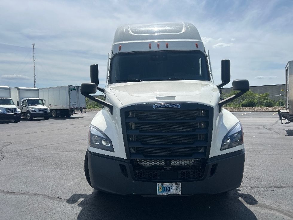 Sleeper Tractor-Heavy Duty Tractors-Freightliner-2022-T12664ST-Middlefield-OH-478,342\n\t\tmiles-$ 75,500 - Image 2