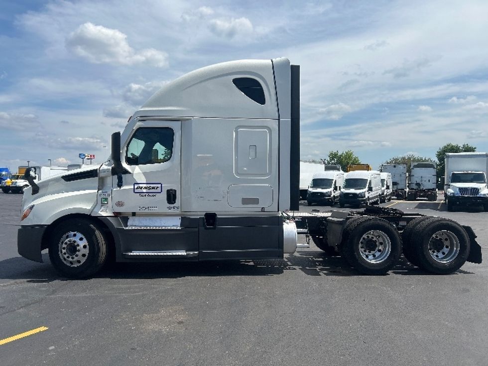 Sleeper Tractor-Heavy Duty Tractors-Freightliner-2022-T12664ST-Middlefield-OH-478,342\n\t\tmiles-$ 75,500 - Image 4