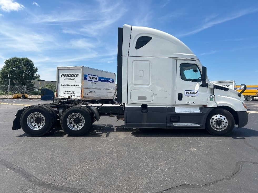 Sleeper Tractor-Heavy Duty Tractors-Freightliner-2022-T12664ST-Middlefield-OH-478,342\n\t\tmiles-$ 75,500 - Image 8