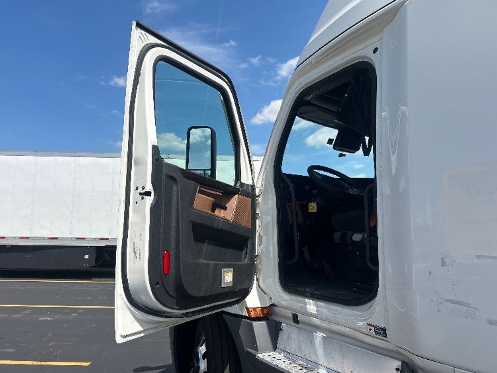 Sleeper Tractor-Heavy Duty Tractors-Freightliner-2022-T12664ST-Middlefield-OH-478,342\n\t\tmiles-$ 75,500 - Image 9