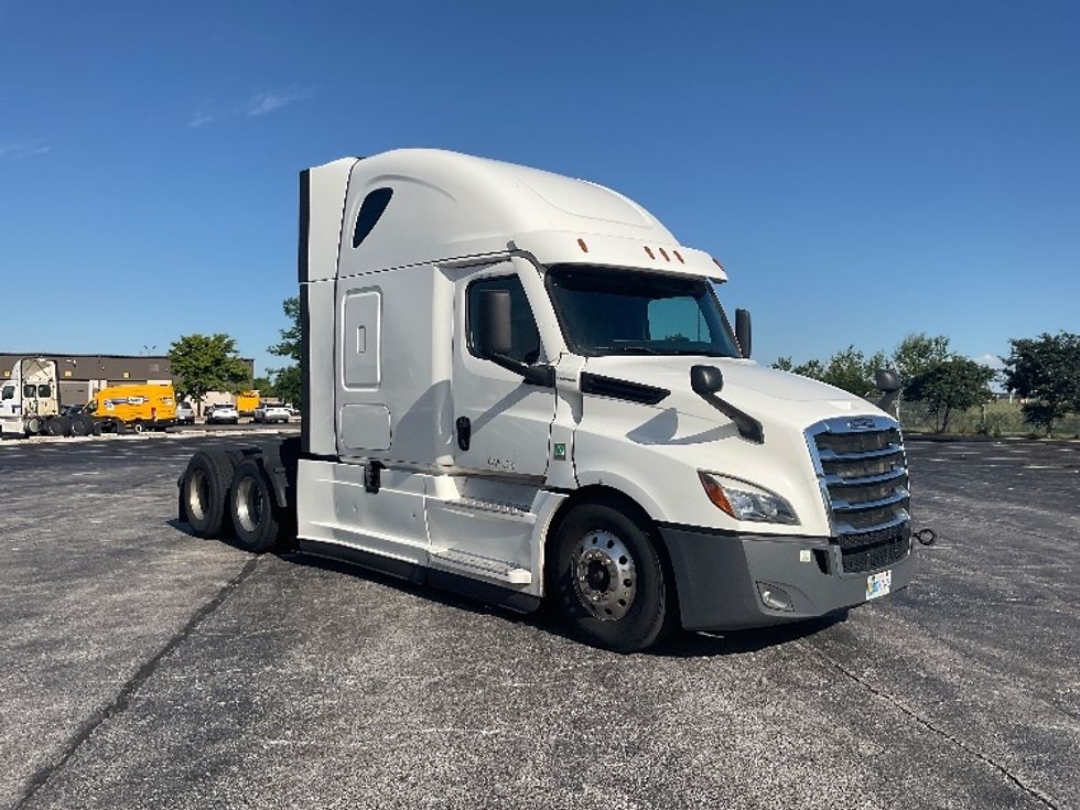 Sleeper Tractor-Heavy Duty Tractors-Freightliner-2022-T12664ST-Middlefield-OH-481,606\n\t\tmiles-$ 74,750 - Image 1