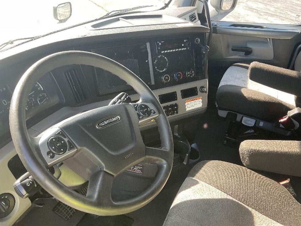 Sleeper Tractor-Heavy Duty Tractors-Freightliner-2022-T12664ST-Middlefield-OH-481,606\n\t\tmiles-$ 74,750 - Image 10