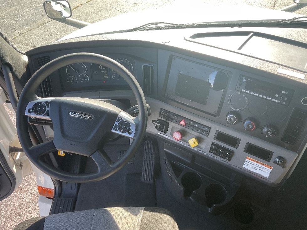 Sleeper Tractor-Heavy Duty Tractors-Freightliner-2022-T12664ST-Middlefield-OH-481,606\n\t\tmiles-$ 74,750 - Image 11