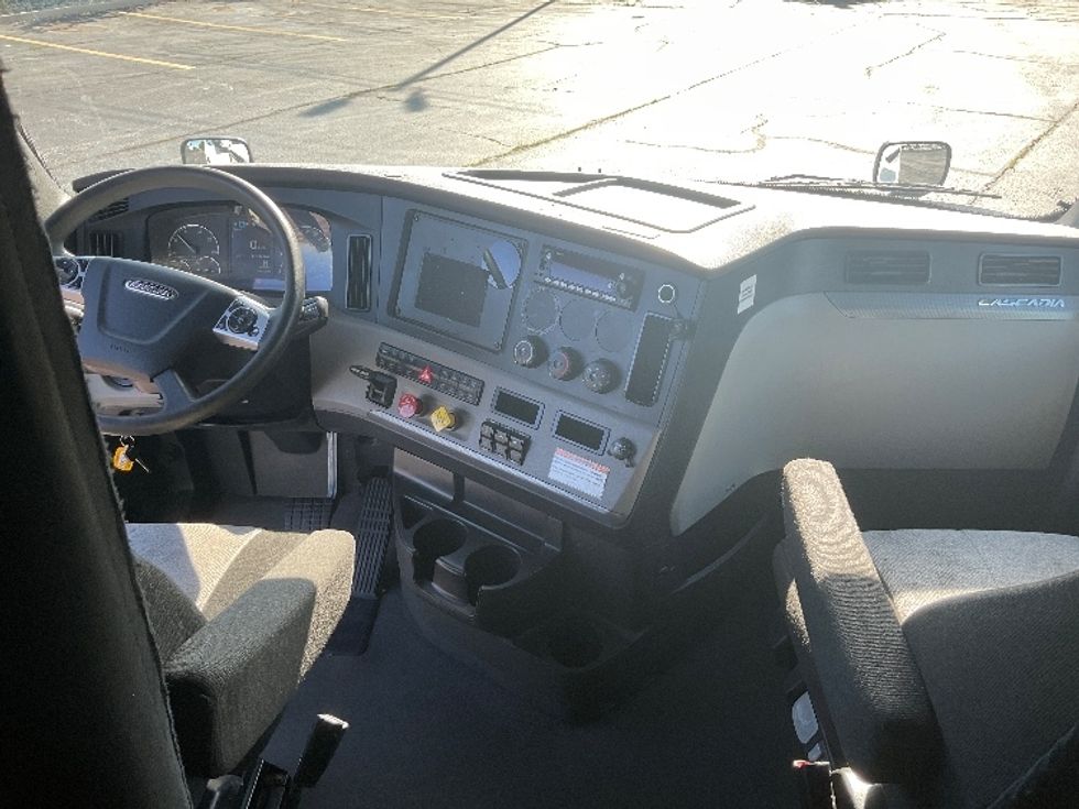 Sleeper Tractor-Heavy Duty Tractors-Freightliner-2022-T12664ST-Middlefield-OH-481,606\n\t\tmiles-$ 74,750 - Image 12