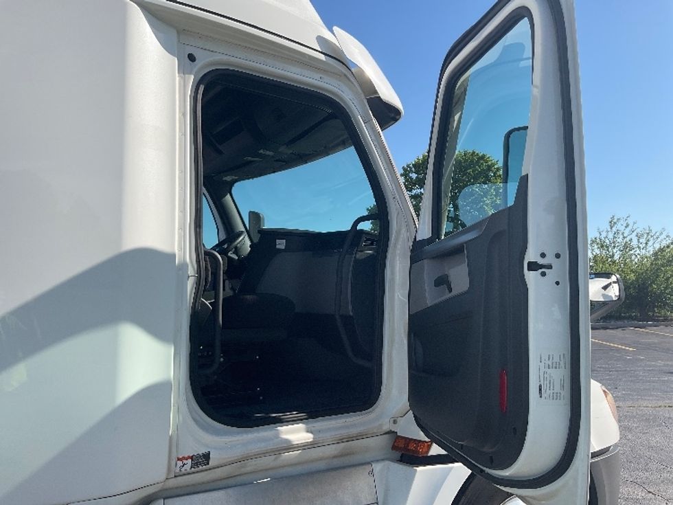 Sleeper Tractor-Heavy Duty Tractors-Freightliner-2022-T12664ST-Middlefield-OH-481,606\n\t\tmiles-$ 74,750 - Image 13