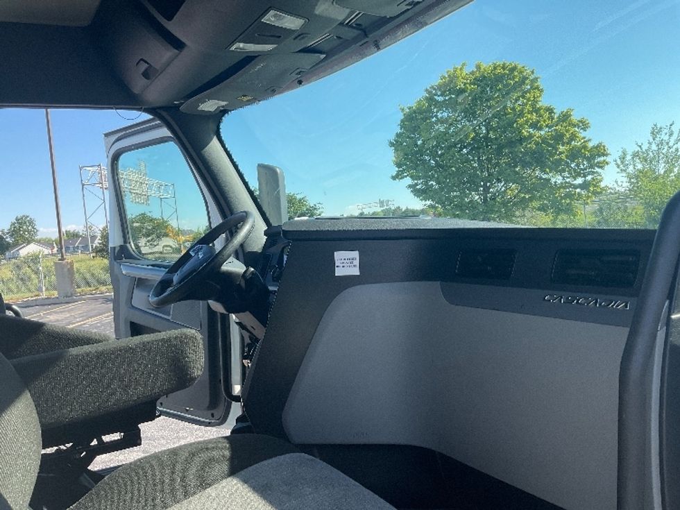 Sleeper Tractor-Heavy Duty Tractors-Freightliner-2022-T12664ST-Middlefield-OH-481,606\n\t\tmiles-$ 74,750 - Image 15