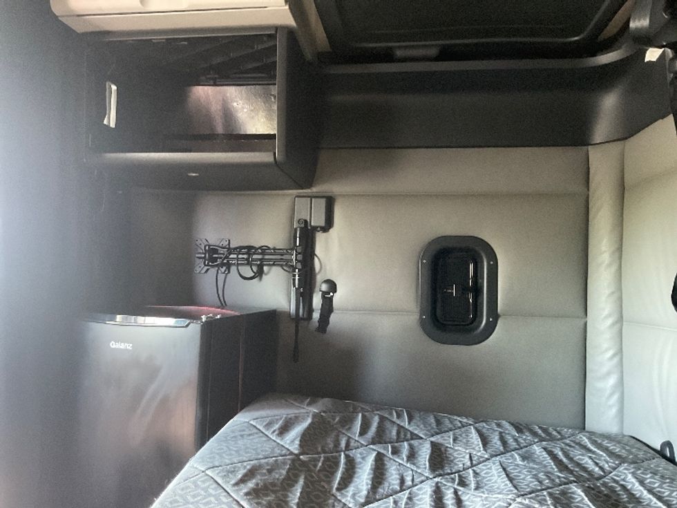 Sleeper Tractor-Heavy Duty Tractors-Freightliner-2022-T12664ST-Middlefield-OH-481,606\n\t\tmiles-$ 74,750 - Image 19