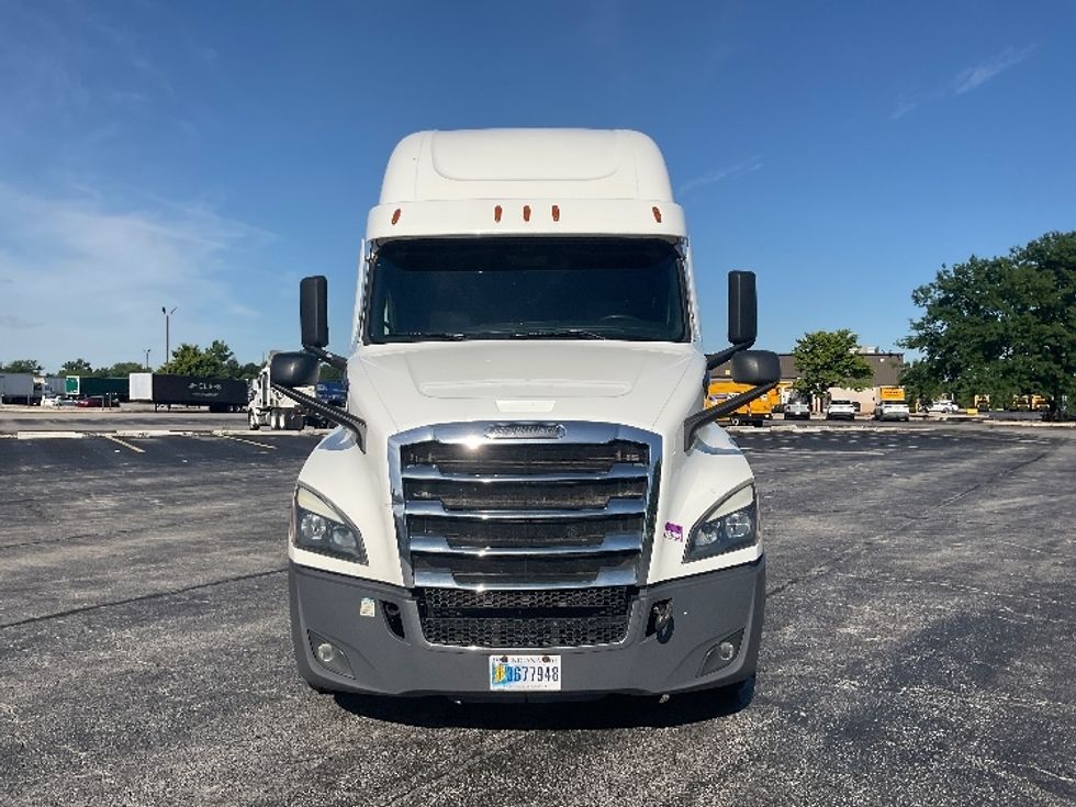 Sleeper Tractor-Heavy Duty Tractors-Freightliner-2022-T12664ST-Middlefield-OH-481,606\n\t\tmiles-$ 74,750 - Image 2