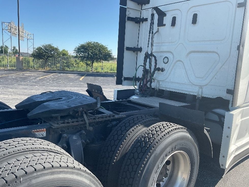 Sleeper Tractor-Heavy Duty Tractors-Freightliner-2022-T12664ST-Middlefield-OH-481,606\n\t\tmiles-$ 74,750 - Image 22