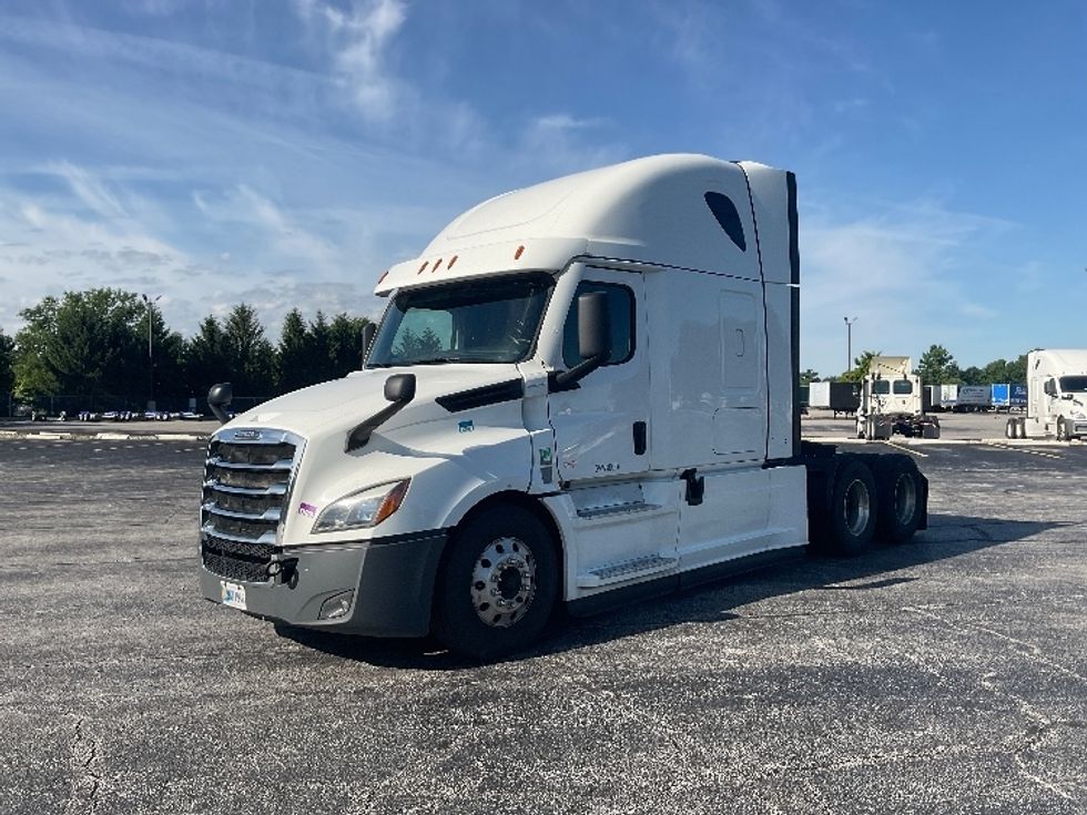 Sleeper Tractor-Heavy Duty Tractors-Freightliner-2022-T12664ST-Middlefield-OH-481,606\n\t\tmiles-$ 74,750 - Image 3