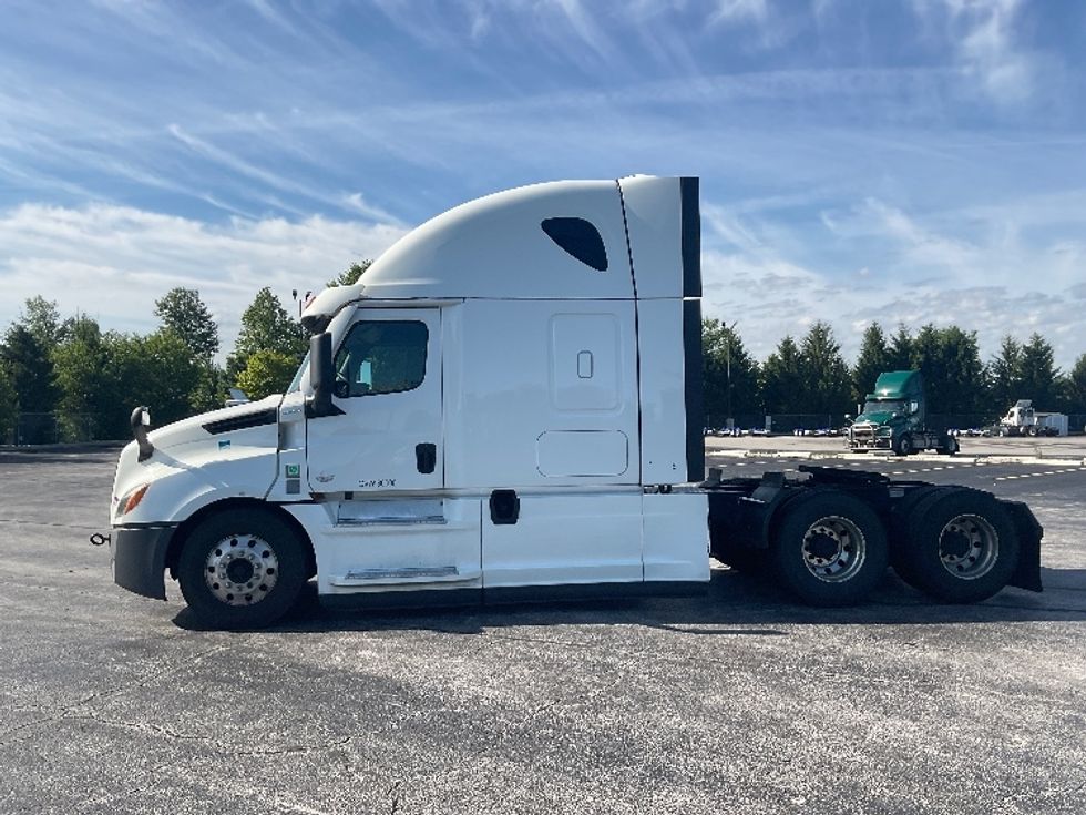 Sleeper Tractor-Heavy Duty Tractors-Freightliner-2022-T12664ST-Middlefield-OH-481,606\n\t\tmiles-$ 74,750 - Image 4