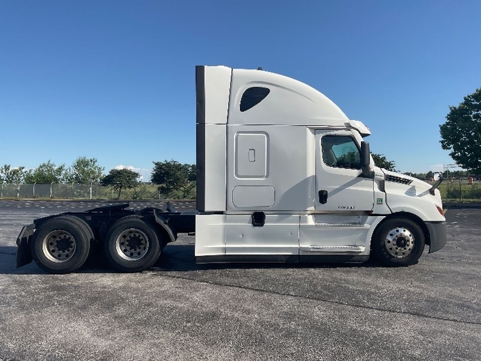 Sleeper Tractor-Heavy Duty Tractors-Freightliner-2022-T12664ST-Middlefield-OH-481,606\n\t\tmiles-$ 74,750 - Image 8