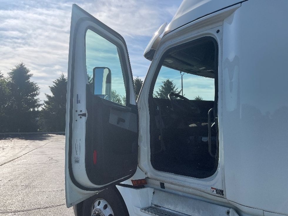 Sleeper Tractor-Heavy Duty Tractors-Freightliner-2022-T12664ST-Middlefield-OH-481,606\n\t\tmiles-$ 74,750 - Image 9