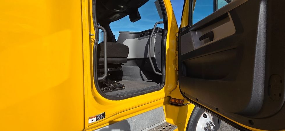 Sleeper Tractor-Heavy Duty Tractors-Freightliner-2022-T12664ST-Middlefield-OH-504,196\n\t\tmiles-$ 63,250 - Image 12