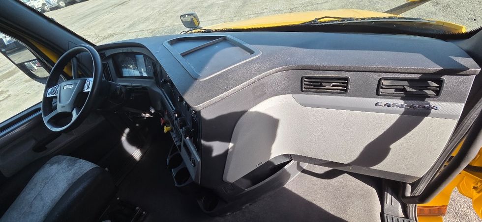 Sleeper Tractor-Heavy Duty Tractors-Freightliner-2022-T12664ST-Middlefield-OH-504,196\n\t\tmiles-$ 63,250 - Image 13