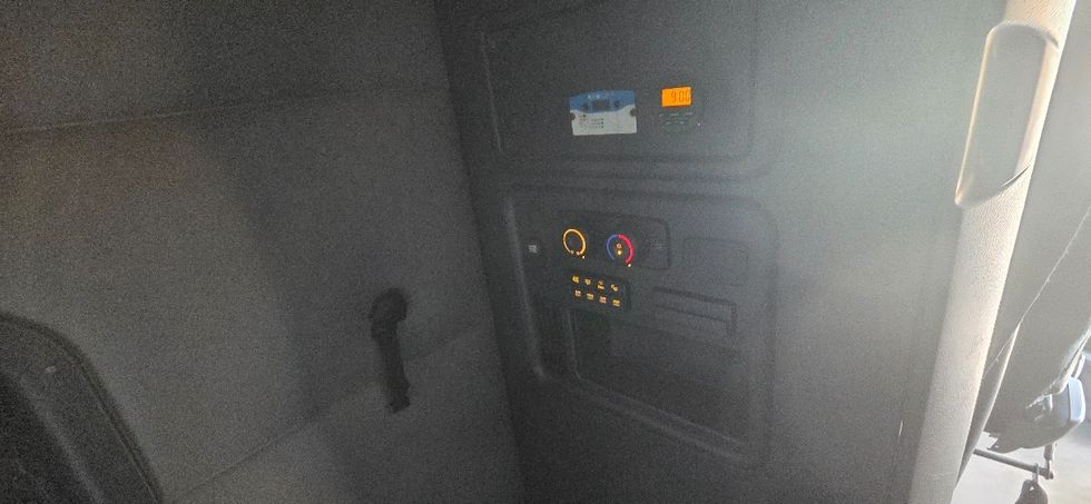 Sleeper Tractor-Heavy Duty Tractors-Freightliner-2022-T12664ST-Middlefield-OH-504,196\n\t\tmiles-$ 63,250 - Image 16