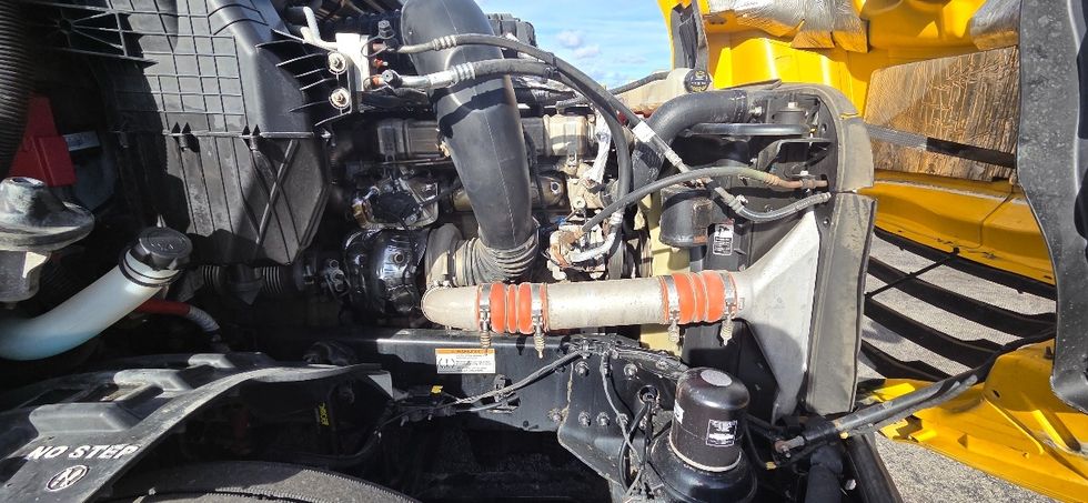 Sleeper Tractor-Heavy Duty Tractors-Freightliner-2022-T12664ST-Middlefield-OH-504,196\n\t\tmiles-$ 63,250 - Image 18