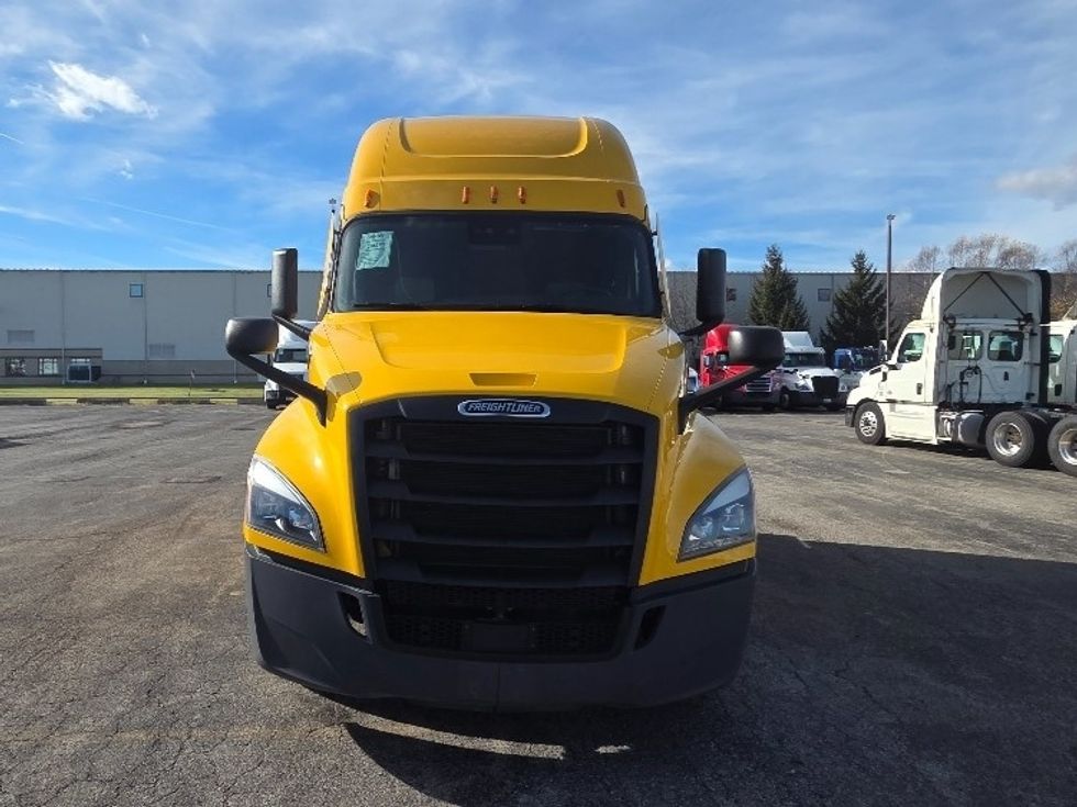 Sleeper Tractor-Heavy Duty Tractors-Freightliner-2022-T12664ST-Middlefield-OH-504,196\n\t\tmiles-$ 63,250 - Image 2