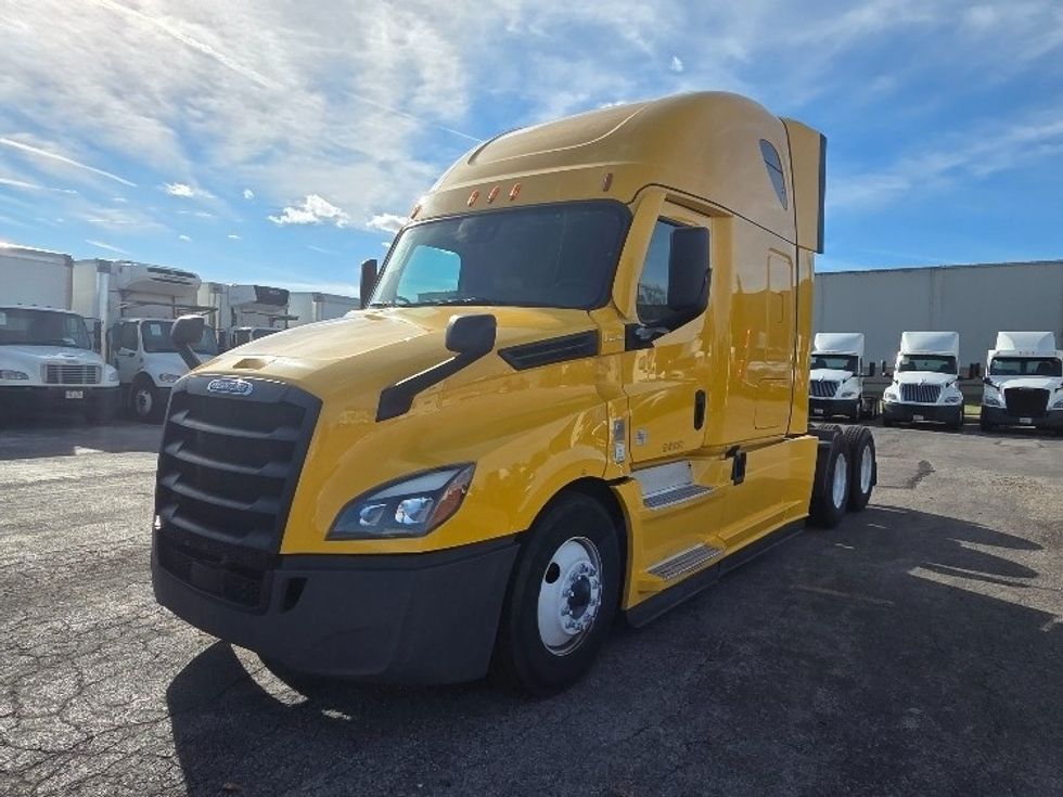 Sleeper Tractor-Heavy Duty Tractors-Freightliner-2022-T12664ST-Middlefield-OH-504,196\n\t\tmiles-$ 63,250 - Image 3
