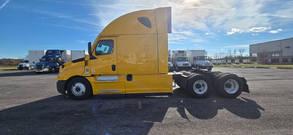 Sleeper Tractor-Heavy Duty Tractors-Freightliner-2022-T12664ST-Middlefield-OH-504,196\n\t\tmiles-$ 63,250 - Image 4