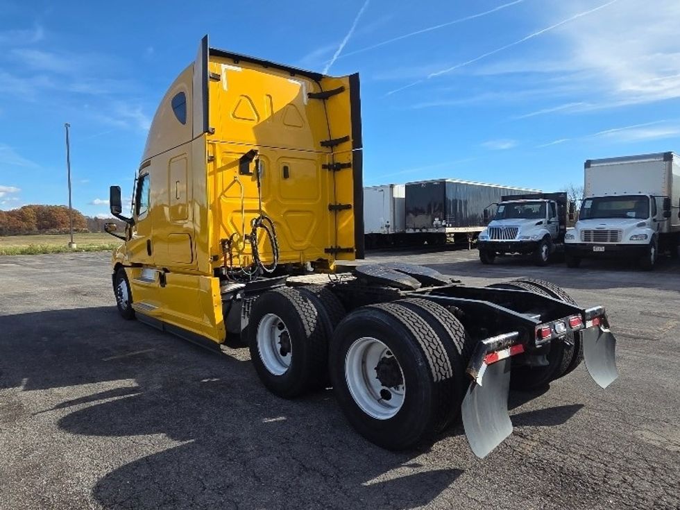 Sleeper Tractor-Heavy Duty Tractors-Freightliner-2022-T12664ST-Middlefield-OH-504,196\n\t\tmiles-$ 63,250 - Image 5