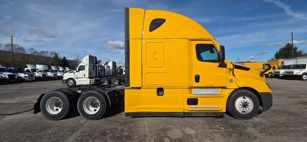 Sleeper Tractor-Heavy Duty Tractors-Freightliner-2022-T12664ST-Middlefield-OH-504,196\n\t\tmiles-$ 63,250 - Image 7