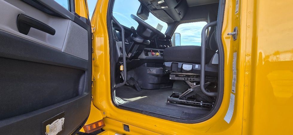 Sleeper Tractor-Heavy Duty Tractors-Freightliner-2022-T12664ST-Middlefield-OH-504,196\n\t\tmiles-$ 63,250 - Image 8